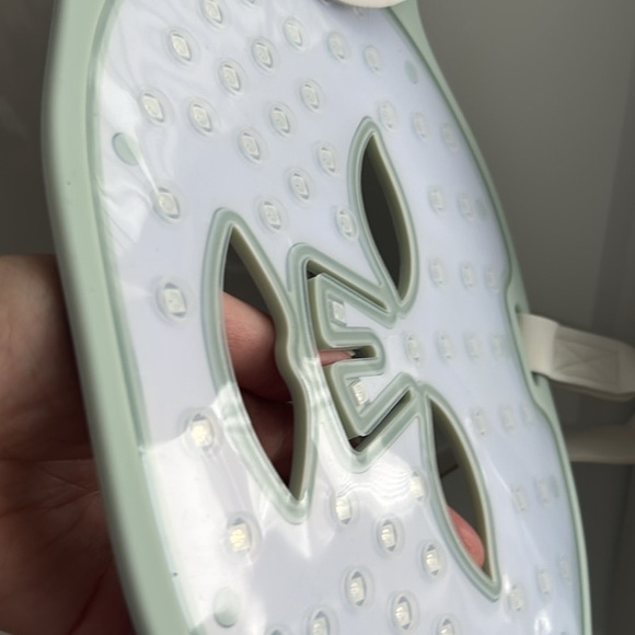 Kala Red Light Mask - Picture 4 of 6